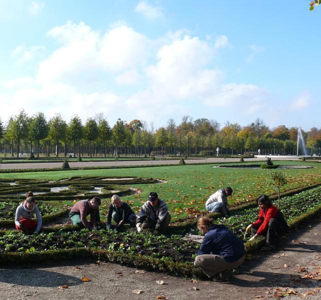 Foto: Staatliche Schlösser und Gärten Baden-Württemberg, Petra Pechacek Gärtnerinnen in Schwetzingen