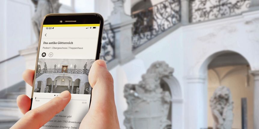 Smartphone mit Station vor dem Treppenhaus im Neuen Schloss Meersburg