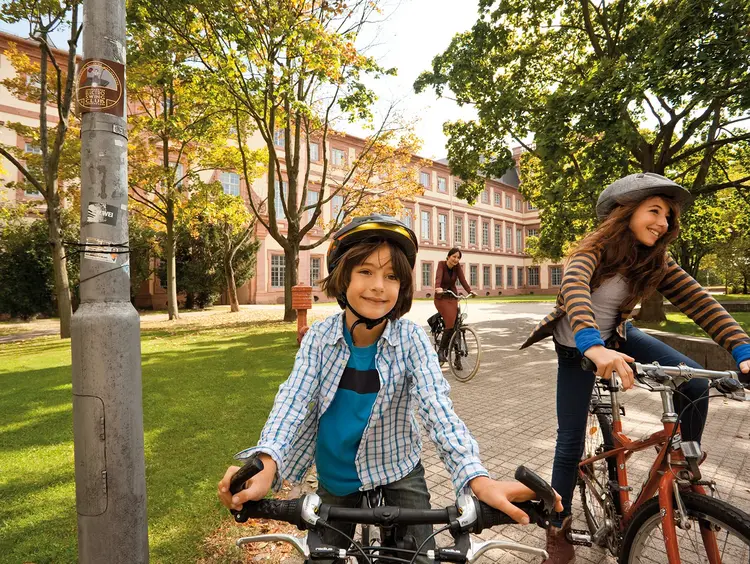 Foto: Stadtmarketing Mannheim GmbH Barockschloss Mannheim, junge Radfahrer vor dem Schloss