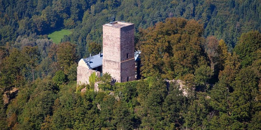 Foto: Staatliche Schlösser und Gärten Baden-Württemberg, Achim Mende Yburg bei Baden-Baden von oben