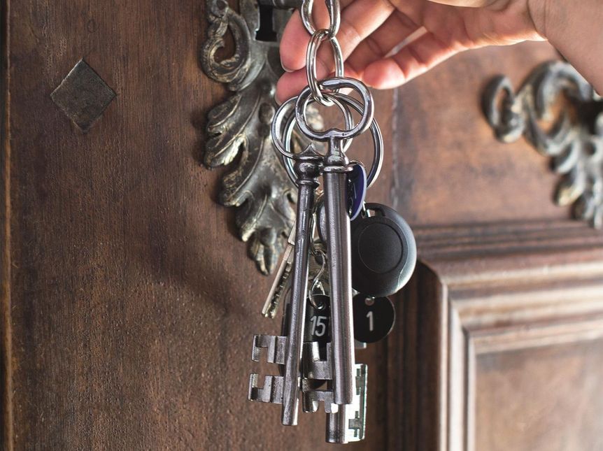 Foto: Staatliche Schlösser und Gärten Baden-Württemberg, Niels Schubert Jemand macht mit einem Schlüssel eine Tür auf