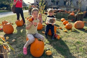 Kloster Lorch, auf Kürbissen sitzende Kinder 