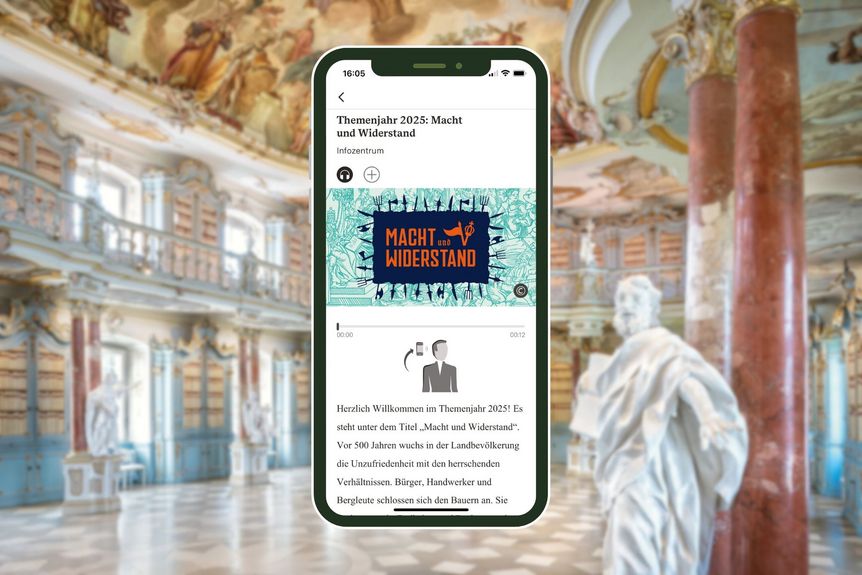Smartphone mit Themenjahr-Tourstation vor dem Bibliothekssaal in Kloster Schussenried