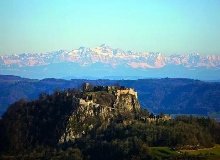 Foto: Staatliche Schlösser und Gärten Baden-Württemberg, Achim Mende Festungsruine Hohentwiel mit Alpenpanorama