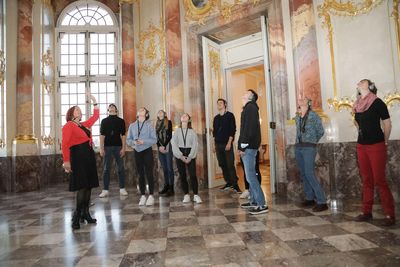 Schloss Bruchsal, Schulklasse bei der Besichtigung des Schlosses