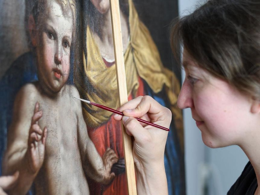 Foto: Staatliche Schlösser und Gärten Baden-Württemberg, Lea Rechenauer Eine Frau malt auf einem alten Bild