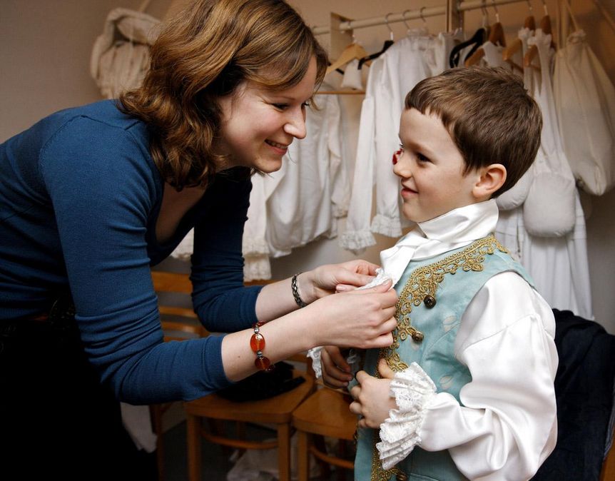 Junge wird historisch eingekleidet in Residenzschloss Ludwigsburg