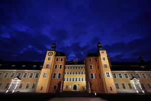 Schloss und Schlossgarten Schwetzingen, die beleuchtete Stadtfassade des Schlosses bei Nacht