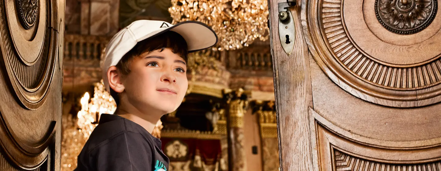 Staatliche Schlösser und Gärten Baden-Württemberg, Niels Schubert (Personen teilweise KI-ergänzt oder -verändert) Residenzschloss Ludwigsburg, Besucher im Schloss