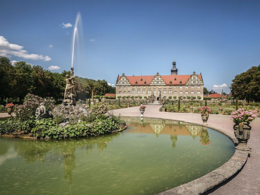 Foto: Staatliche Schlösser und Gärten Baden-Württemberg, Günther Bayerl Schloss und Schlossgarten Weikersheim, Außenansicht mit Herkulesbrunnen